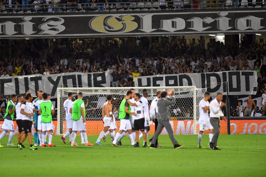 GUIMARAES - FCSB 1-0 // FOTO Fanii portughezi, mesaj uriaș adresat lui Becali: „Taie-ți capul, idiotule!” » Gigi a reacționat imediat după meci