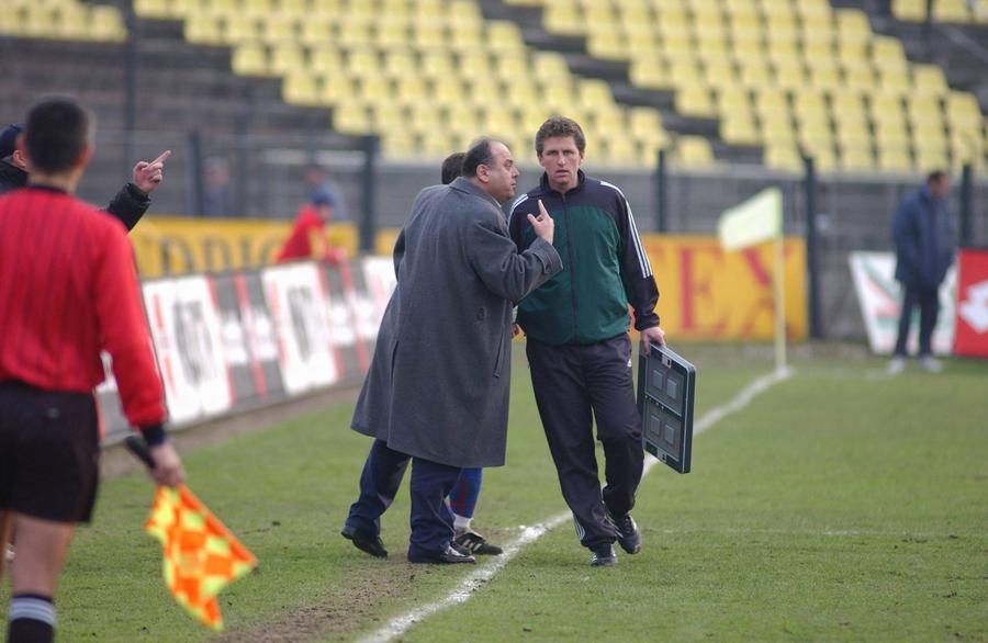 Ștefan „Pinalti” într-o postură clasică în vremurile de glorie: la luptă cu arbitrii la marginea terenului EXCLUSIV Cine îl mai recunoaște? În anii 90 era unul dintre personajele pitorești din Liga 1, acum a ajuns într-un cămin de bătrâni, cu un picior amputat!