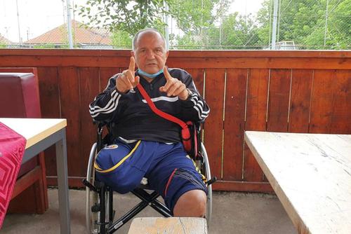 La căminul de bătrâni din Câmpia Turzii, Crăciun își petrece multe momente în foișorul din curte, ajutat fiind la deplasare de un alt pacient
