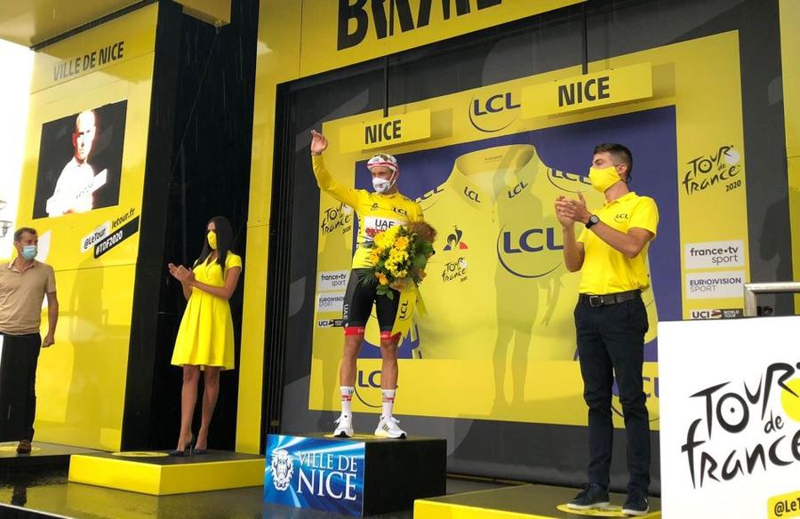 Kristoff pe podium, cu mască și cu prețiosul tricou galben Început cu căzături și vreme rea » Norvegianul Kristoff e primul tricou galben în 2020