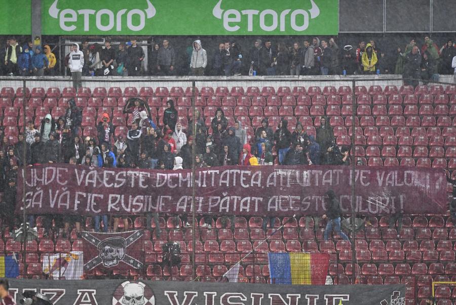 Mesajul afișat de suporterii lui CFR Cluj // foto: Raed Krishan Protest la CFR Cluj - FCSB » Mesajul afișat în timpul meciului: „Ați pătat aceste culori”