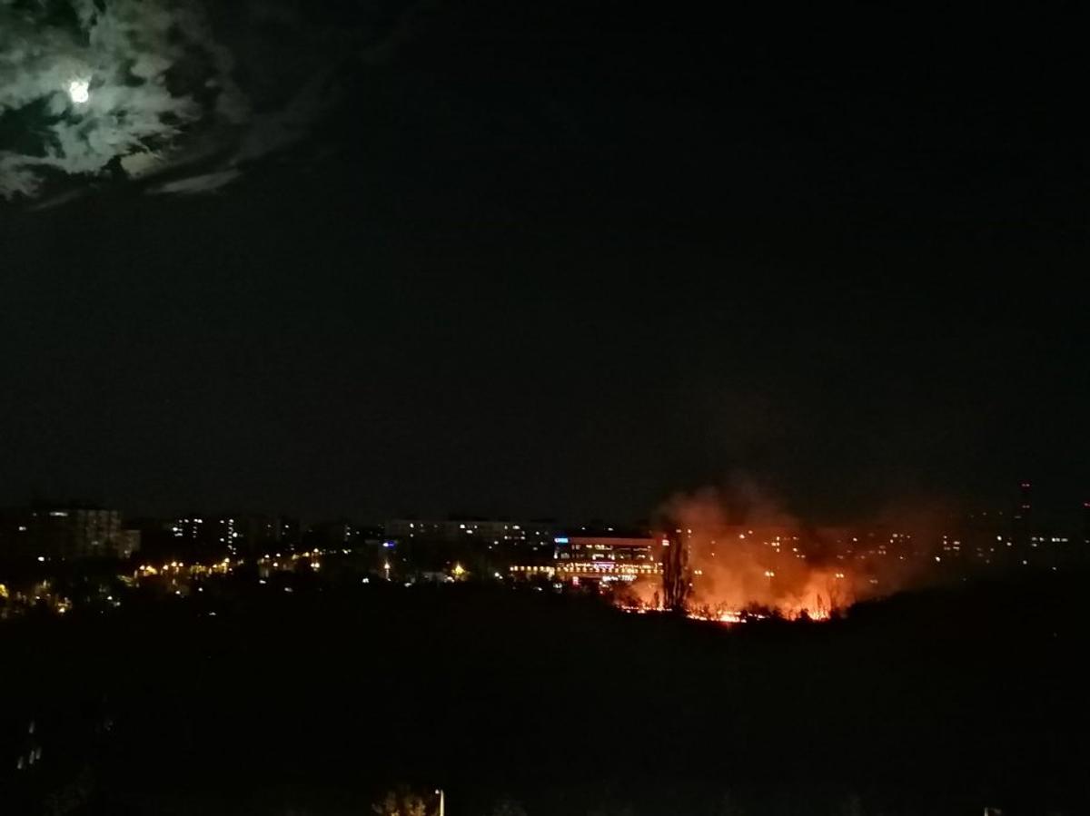 Incendiu puternic în parcul IOR din București » Fumul a ajuns în mai multe zone ale Capitalei