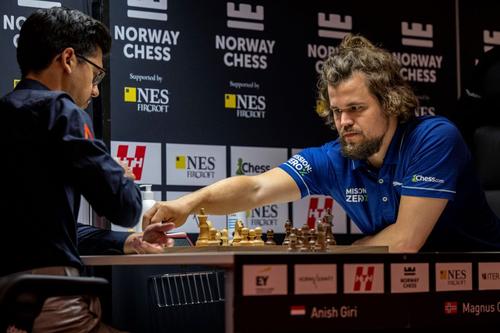 Magnus Carlsen la masa de joc Foto Imago