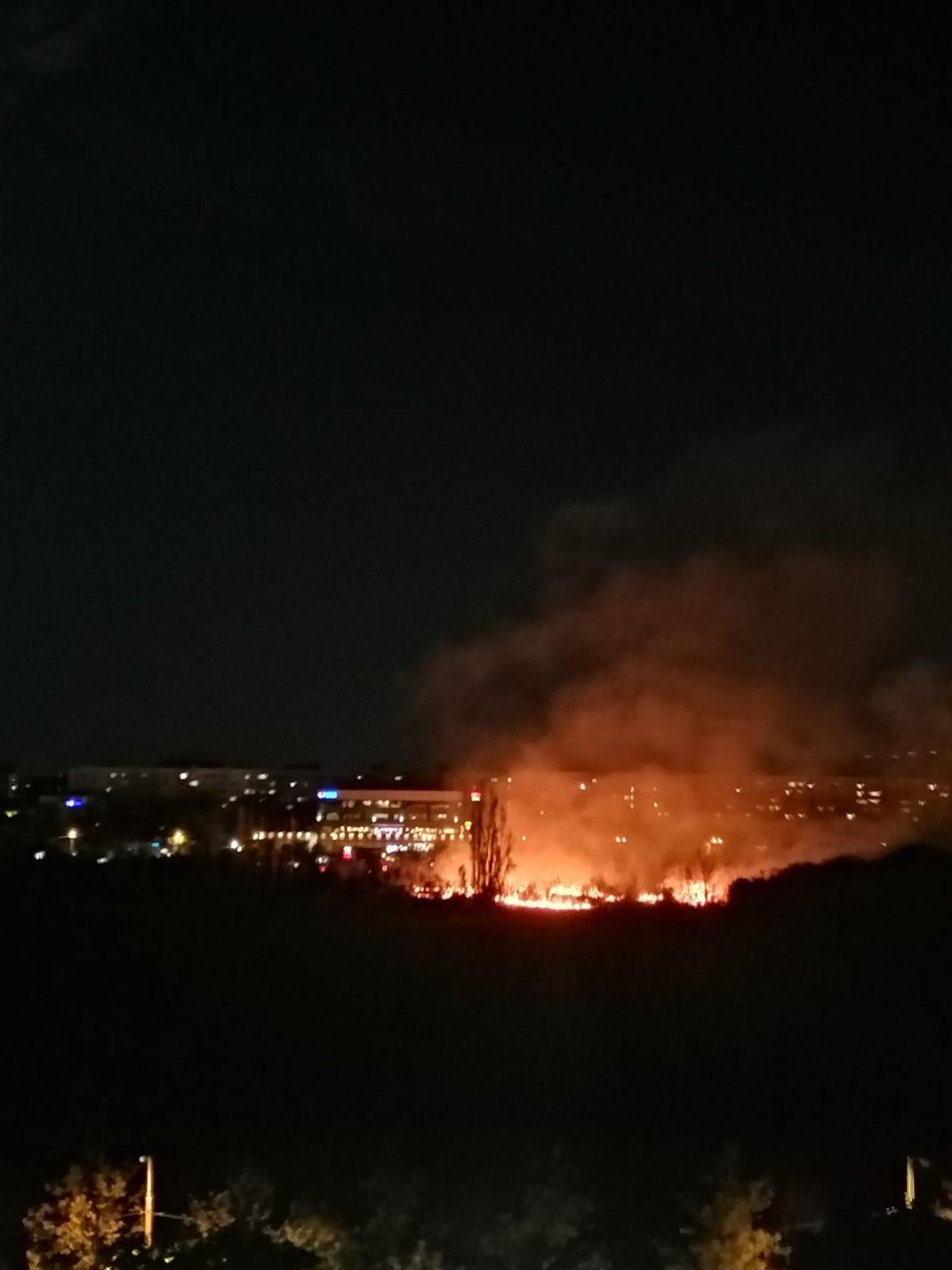 Incendiu puternic în parcul IOR din București » Fumul a ajuns în mai multe zone ale Capitalei
