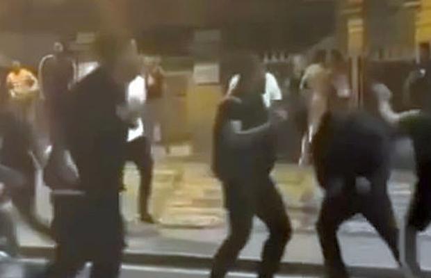 ȘOCANT! Bătaie în centrul orașului » Fotbalistul lui Newcastle și fratele lui atacați: „Vă omorâm!”. Atenție, imagini dure!