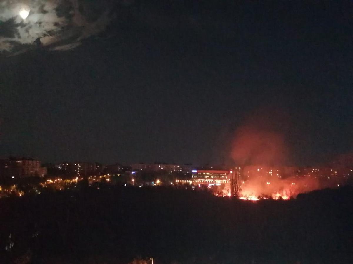 Incendiu de vegetație în parcul IOR / FOTO: Captură @Antena 3