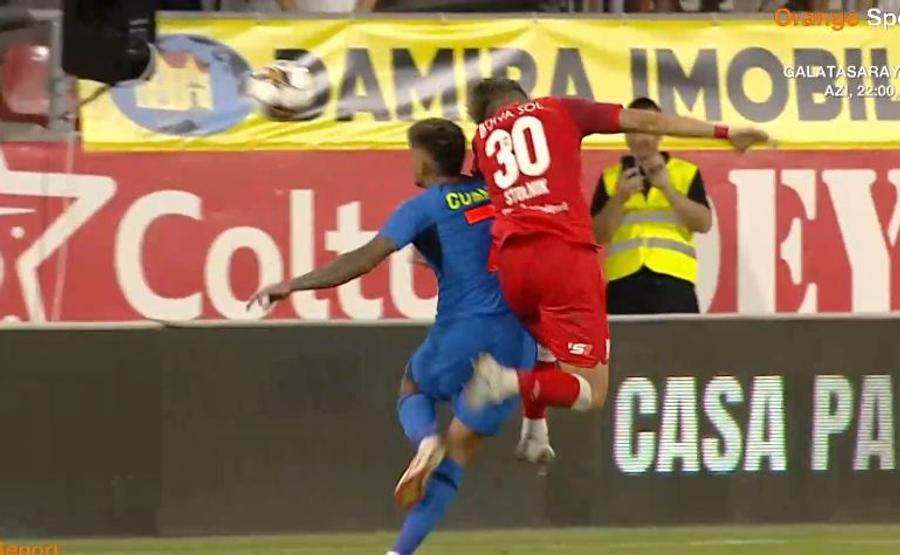 Stolnik îl lovește pe Florinel Coman, Găman nu fluieră fault / FOTO: Captură TV @Orange Sport Mihai Stoica acuză alte două momente din UTA - FCSB: „Faza asta spune tot! Să iasă Găman și să ne explice”