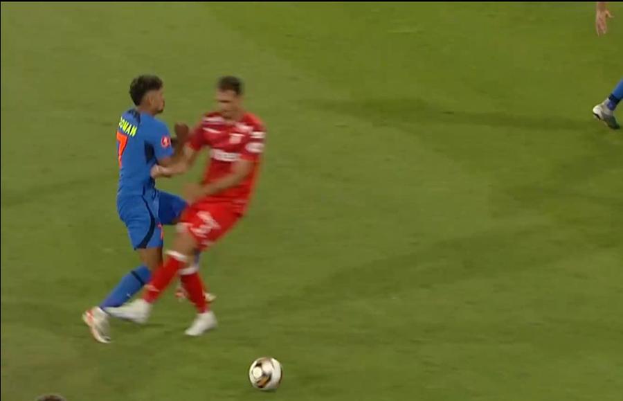 Acțiunea lui Coman, oprită prin fault. Găman dictează posesie pentru UTA Mihai Stoica acuză alte două momente din UTA - FCSB: „Faza asta spune tot! Să iasă Găman și să ne explice”