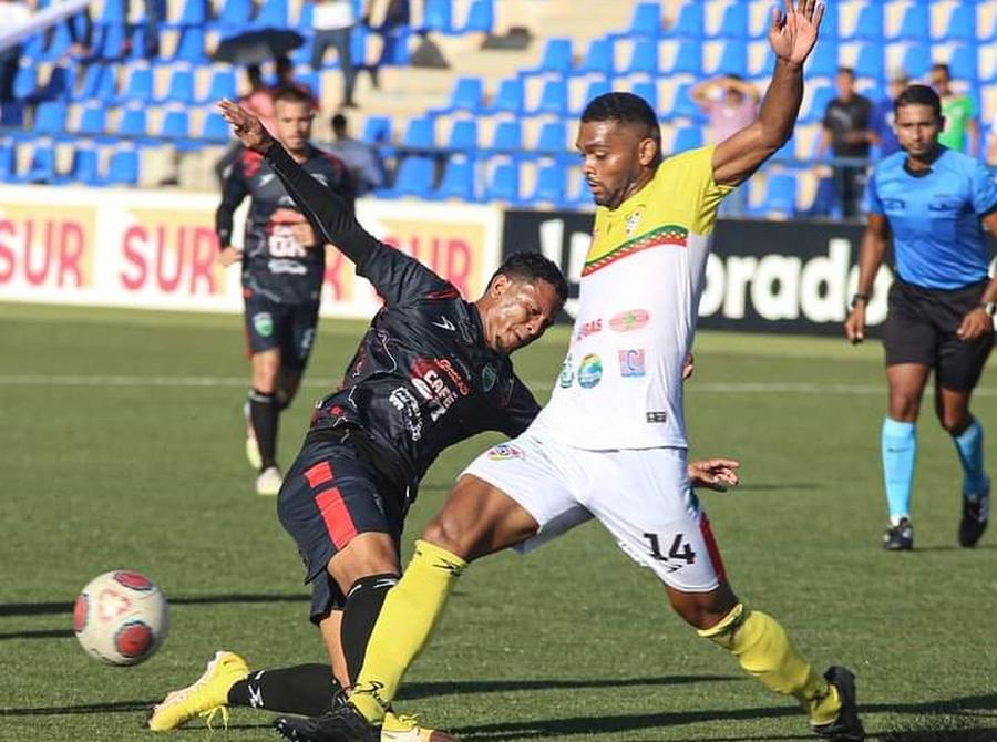 Esteban Luis Vanegas (25 de ani), în dreapta Un fotbalist columbian spune că este batjocorit în România: „Au început să mă amenințe!” » Președintele clubului se apără: „Zicea că are toate actele în regulă, dar nu a fost așa”