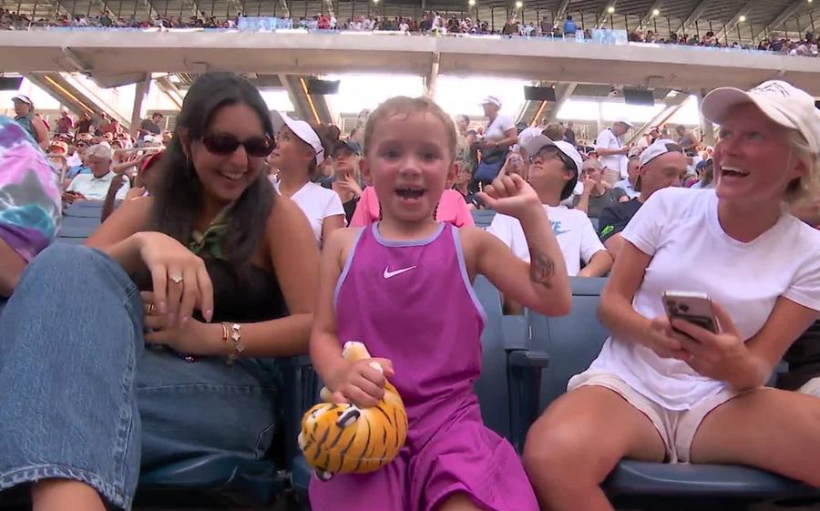 Micuța suporteră a Arynei Sabalenka Foto: X US Open Aryna Sabalenka și sprijinul neașteptat din tribună: „Cât de adorabilă poate fi?”