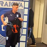 Mirel Rădoi și cadoul inedit primit în conferință /  FOTO: Cristi Preda, Remus Dinu (Gazeta Sporturilor)