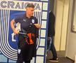 Mirel Rădoi și cadoul inedit primit în conferință /  FOTO: Cristi Preda, Remus Dinu (Gazeta Sporturilor)