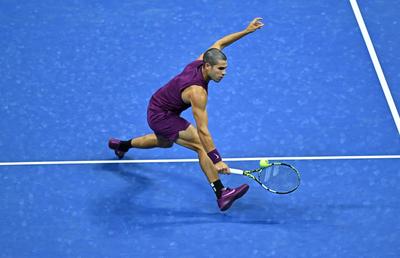 Carlos Alcaraz s-a calificat în optimile de finală la US Open, dar a chemat fizioterapeutul pe teren