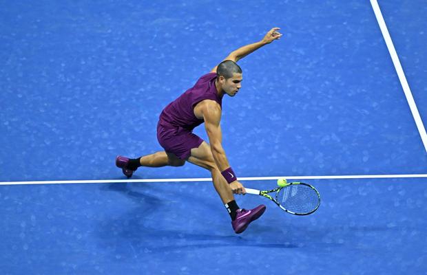 Carlos Alcaraz s-a calificat în optimile de finală la US Open, dar a chemat fizioterapeutul pe teren