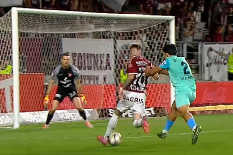 Momentul în care Mark Țuțu îl împinge pe Claudiu Petrila / FOTO: captură TV @Digi Sport 1 Rapid - UTA 2-0 » Victorie fără emoții: Rapid se apropie la 1 punct de lider după un meci solid
