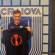 Mirel Rădoi și cadoul inedit primit în conferință /  FOTO: Cristi Preda, Remus Dinu (Gazeta Sporturilor)