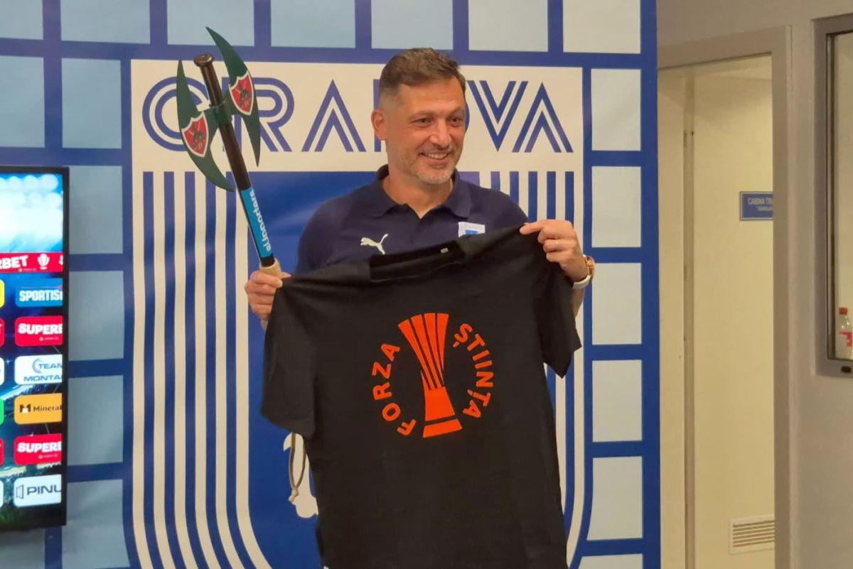 Scene cum rar se văd la Craiova! Cadoul primit de Mirel Rădoi a făcut deliciul serii în Bănie + Detaliul din spatele scenografiei anti-UEFA