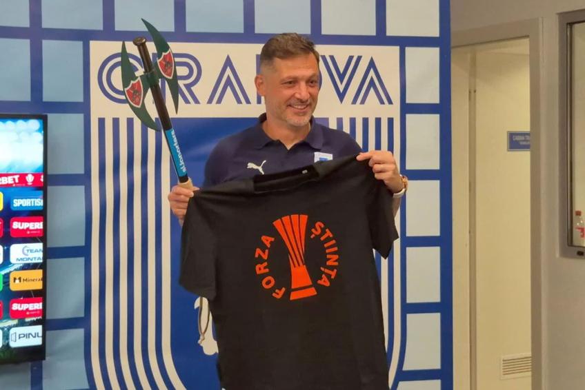 Mirel Rădoi și cadoul inedit primit în conferință /  FOTO: Cristi Preda, Remus Dinu (Gazeta Sporturilor)