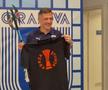 Mirel Rădoi și cadoul inedit primit în conferință /  FOTO: Cristi Preda, Remus Dinu (Gazeta Sporturilor)