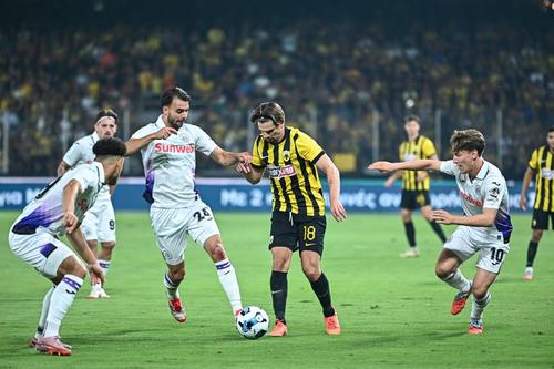 Răzvan Marin (tricou galben-negru) „a făcut un meci fantastic” - potrivit jurnaliștilor greci / Foto: Imago