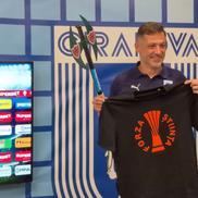 Mirel Rădoi și cadoul inedit primit în conferință /  FOTO: Cristi Preda, Remus Dinu (Gazeta Sporturilor)