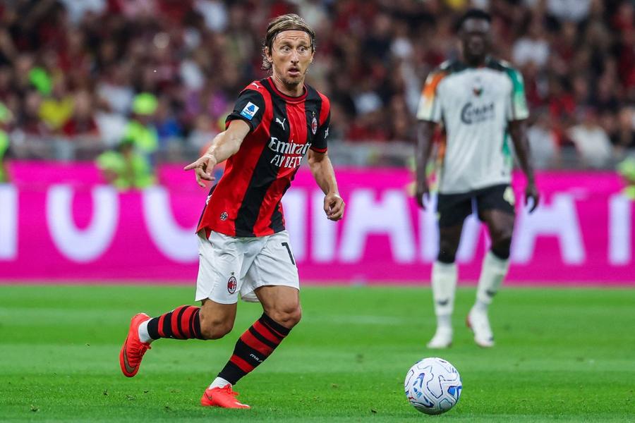 Luka Modric, în partida din etapa a 2-a din Serie A, AC Milan - Venezia 2-0 / Foto: Imago Luka Modric, ținta criticilor: „Rock'n'roll-ul lui Amorim și ritmul foarte alert nu i se potrivesc unuia de 41 de ani”