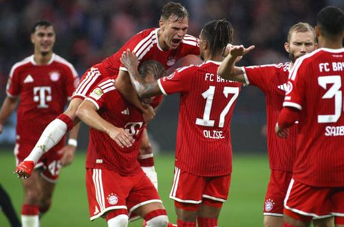 Joshua Kimmich sărbătorește împreună cu Michael Olise unul dintre golurile lui Bayern / Foto: Imago
