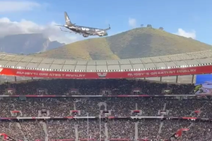 Milioane de oameni au văzut imaginile live și nu au crezut că sunt reale » Cât de aproape au trecut două avioane de un stadion plin