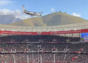 Milioane de oameni au văzut imaginile live și nu au crezut că sunt reale » Cât de aproape au trecut două avioane de un stadion plin