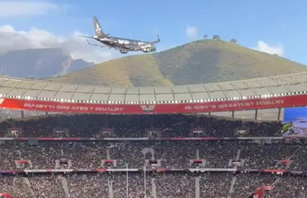 Milioane de oameni au văzut imaginile live și nu au crezut că sunt reale » Cât de aproape au trecut două avioane de un stadion plin