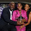 Coco Gauff alături de părinții săi cu trofeul de la US Open în 2023 FOTO Imago Images