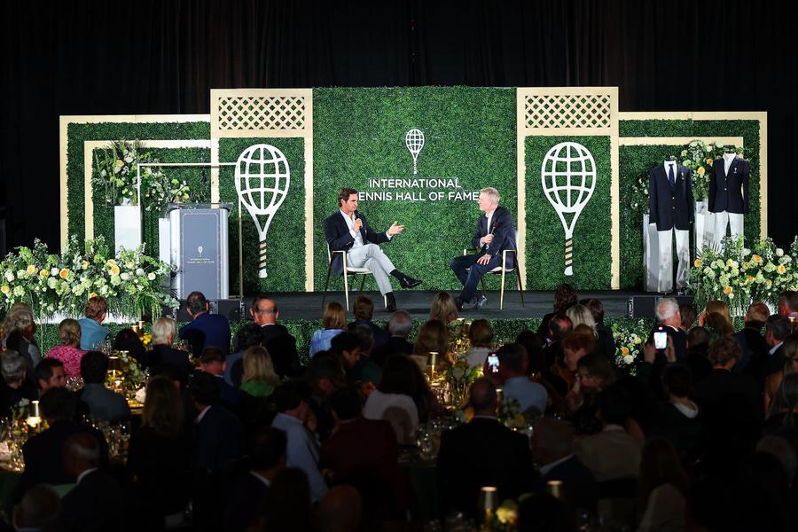 Roger Federer în dialog cu Jim Courier la Newport FOTO IHF Roger Federer înainte de a intra în International Hall of Fame: „Sunt fericit că am putut trăi această viață în tenis”