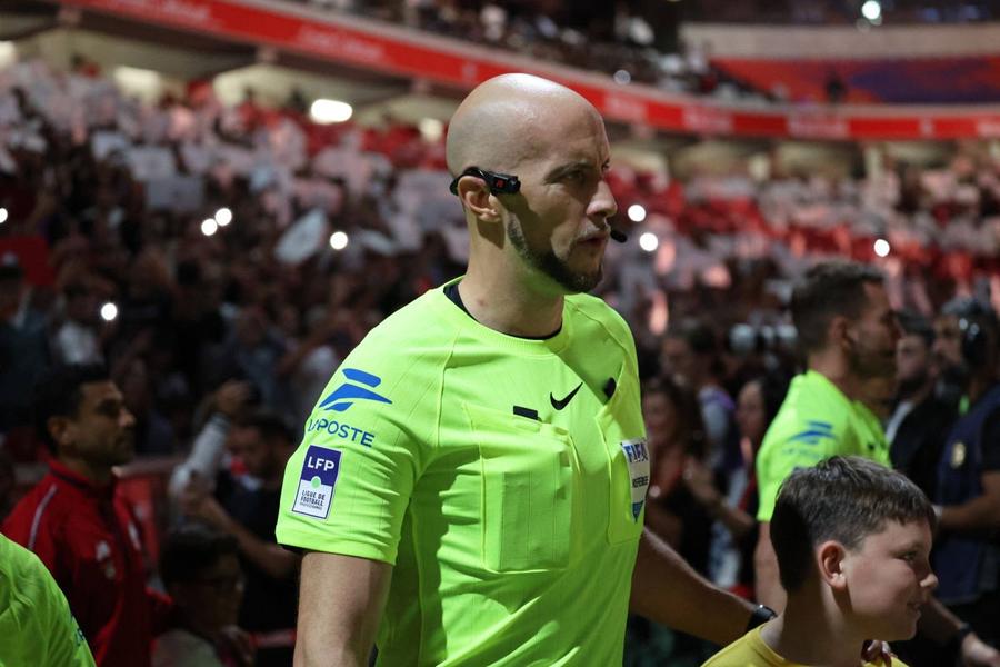 Arbitrul Eric Wattellier, ținta criticilor jucătorilor de la Lille / Foto: Imago Egalați în prelungiri, de la 2-0! » Jucătorii lui Davide Ancelotti, furioși pe arbitru: „Este un scandal!”