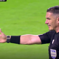 Istvan Kovacs arată punctul cu var după ce Kalidou Koulibaly a prins mingea în brațe în careul mic, în partida Al Khaleej - Al Hilal 1-5 / Foto: Captură gazzetta.it