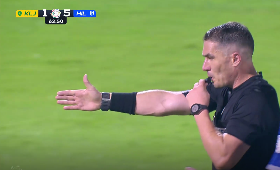 Istvan Kovacs arată punctul cu var după ce Kalidou Koulibaly a prins mingea în brațe în careul mic, în partida Al Khaleej - Al Hilal 1-5 / Foto: Captură gazzetta.it Ce coincidență: i s-a întâmplat iarăși lui Istvan Kovacs, după scandal! » De data asta, nu a mai stat pe gânduri
