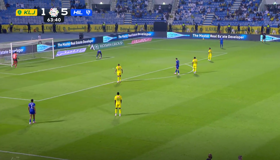 Kalidou Koulibaly oprește mingea cu mâinile în proprul careu, la pasa portarului Bounou, în meciul Al Khaleej - Al Hilal 1-5 / Foto: captură gazzetta.it Ce coincidență: i s-a întâmplat iarăși lui Istvan Kovacs, după scandal! » De data asta, nu a mai stat pe gânduri