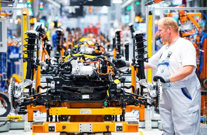 Un muncitor la o fabrică de mașini electrice VW, foto: Guliver/gettyimages