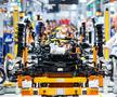 Un muncitor la o fabrică de mașini electrice VW, foto: Guliver/gettyimages