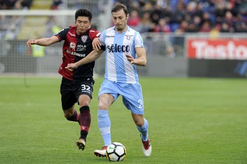 Han Kwang-Song (stânga), la Cagliari, într-un meci cu Lazio // foto: Guliver/gettyimages