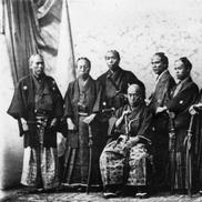 1. Organizația Yakuza ar fi fost înființată în perioada Edo (1603-1868), fiind compusă din două grupări din păturile inferioare, Tekiya (ambulanții) și Bakuto (jucătorii). Au început rapid ilegalitățile.
