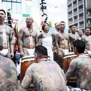 2. Yakuza e împărțită în 3 sindicate. Cel mai mare este Yamaguchi-gumi, care are 55.000 de membri, împărțiți în 850 de clanuri. Guvernul SUA a sancționat acest sindicat.