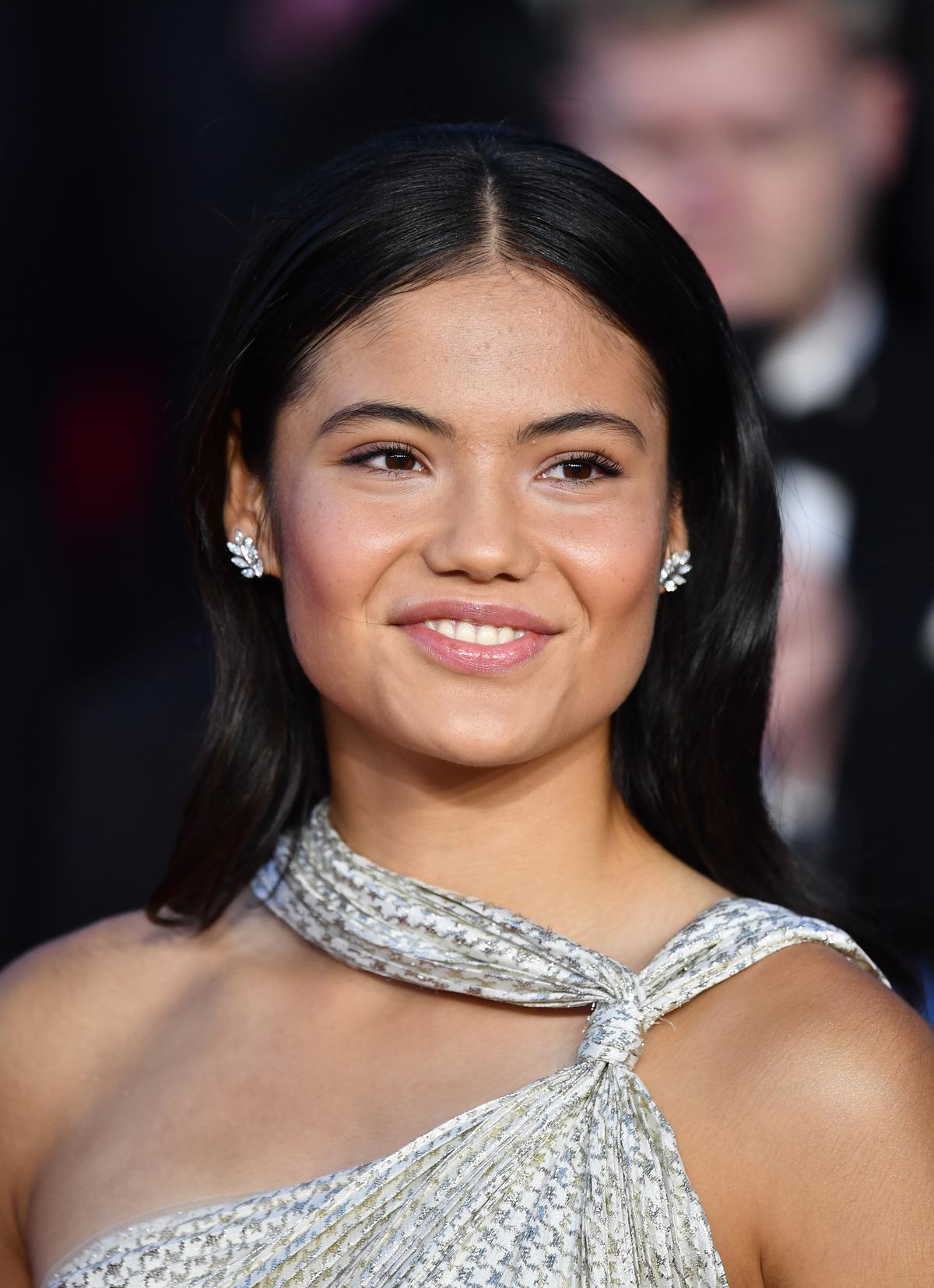 Emma Răducanu, pe covorul roșu! Apariție spectaculoasă în fața Familiei Regale la premiera noului film James Bond