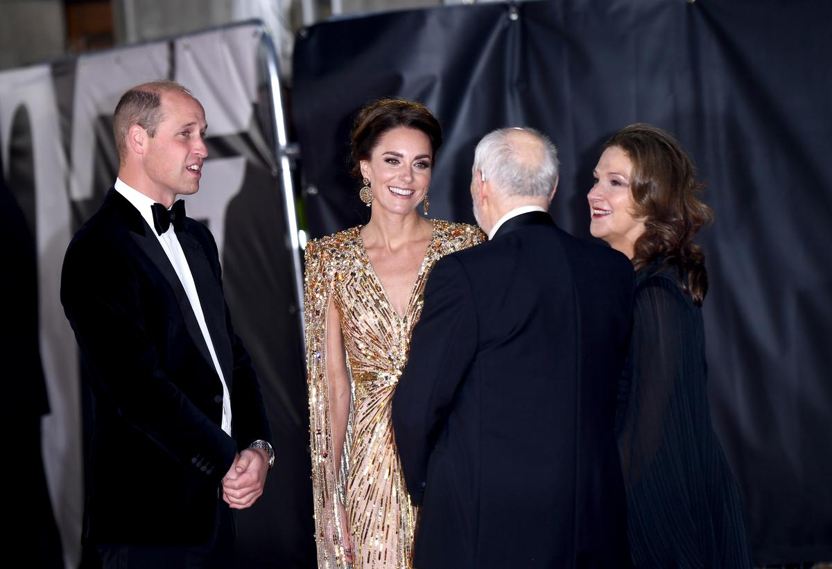 Emma Răducanu, pe covorul roșu! Apariție spectaculoasă în fața Familiei Regale la premiera noului film James Bond