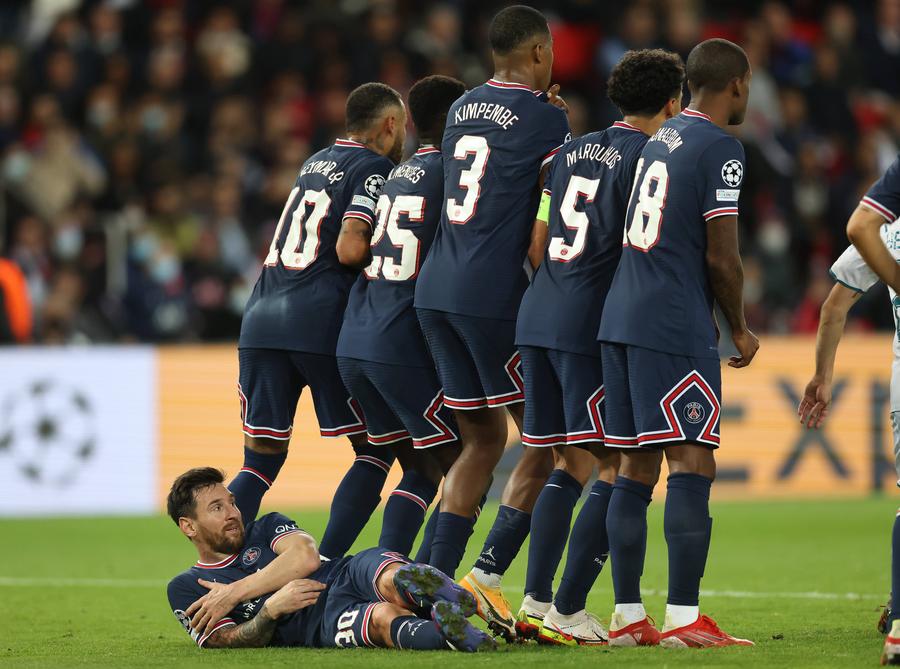 Leo Messi, în finalul meciului PSG - Man. City / Sursă foto: Imago Florin Răducioiu, șocat să-l vadă pe Messi întins pe gazon: „Îl sun pe Pochettino, nu-mi vine să cred”