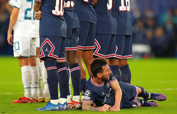 Messi, primul colos care s-a întins în spatele zidului » Rio Ferdinand: „Nu mă puteam uita. E lipsă de respect, nu trebuia să se întâmple!”