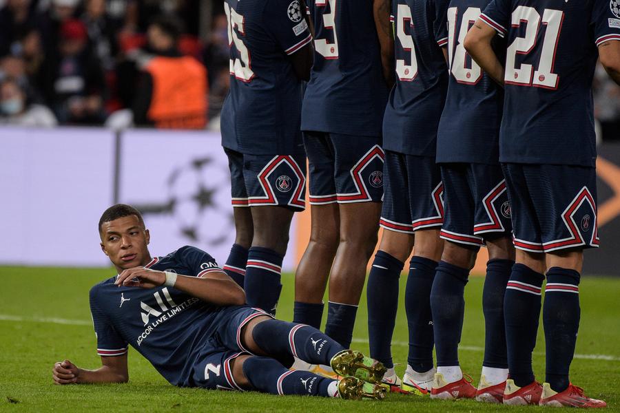 Kylian Mbappe în spatele zidului, în PSG - Manchester City // FOTO: Imago Florin Răducioiu, șocat să-l vadă pe Messi întins pe gazon: „Îl sun pe Pochettino, nu-mi vine să cred”