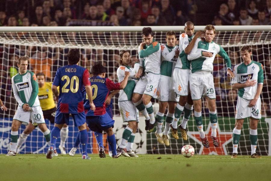 Ronaldinho trimite mingea pe sub zid, din lovitură liber // FOTO: Imago Messi, primul colos care s-a întins în spatele zidului » Rio Ferdinand: „Nu mă puteam uita. E lipsă de respect, nu trebuia să se întâmple!”