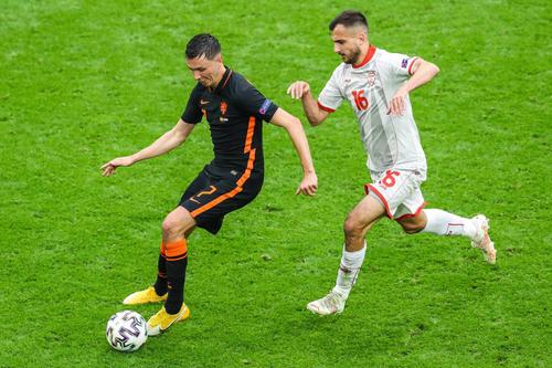 Boban Nikolov, în dreapta // foto: Imago