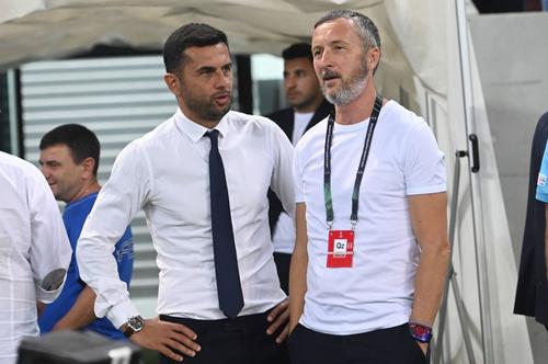 Nicolae Dică trebuie să alcătuiască la FCSB o formulă în care se apără serios doar cei doi fundași centrali. Roș-albaștrii va testa tactica aceasta duminică, în partida cu FC Argeș.