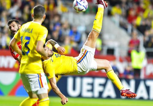 Andrei Burcă (29 de ani) a jucat cu o fractură la deget din primele minute ale meciului România - Bosnia, scor 4-1. Dan Petrescu (54 de ani) nu îl va putea folosi în următoarele 3 săptămâni.